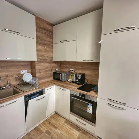 5 Min From The Airport Apartment *