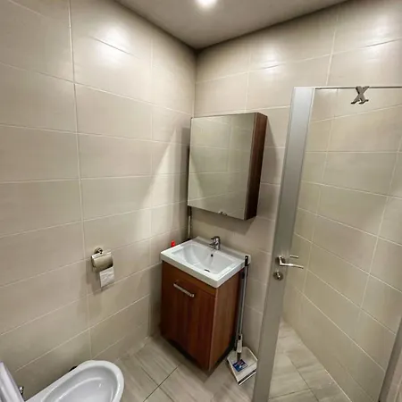 5 Min From The Airport Apartmán