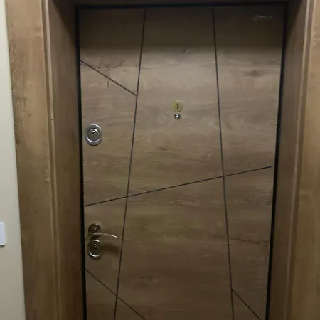 5 Min From The Airport *